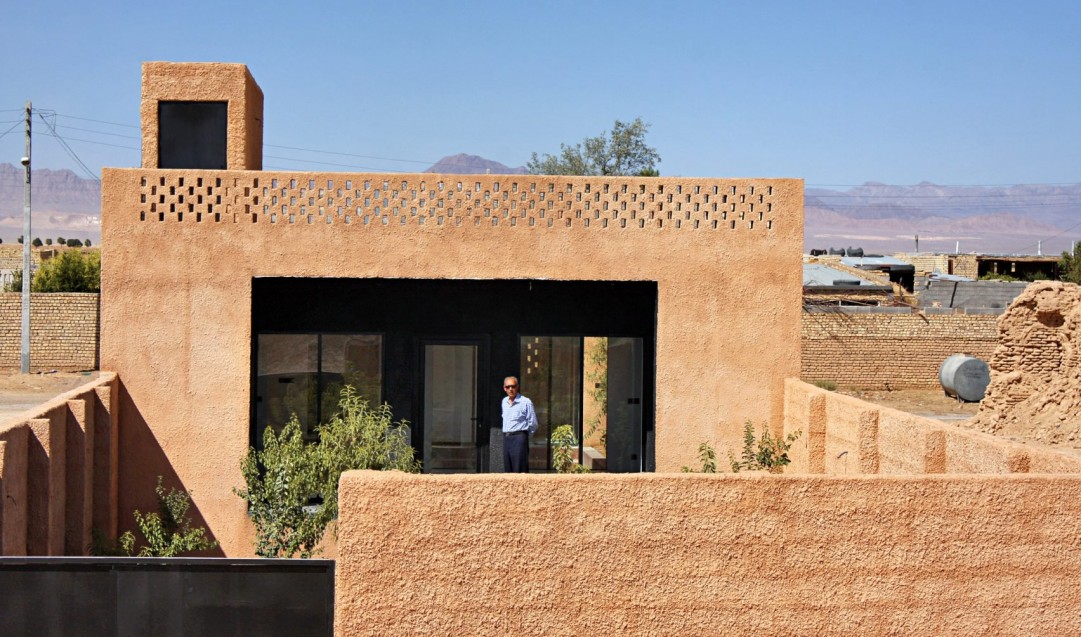 Rural Iranian house by Bam Architects uses straw and dung for exterior