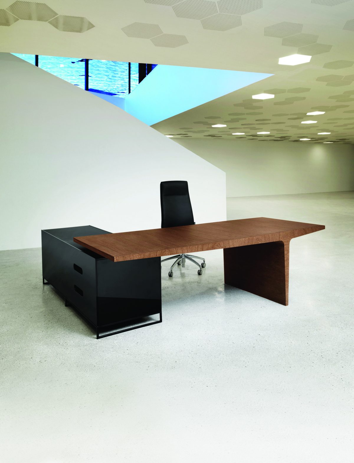 T outlet shaped desks