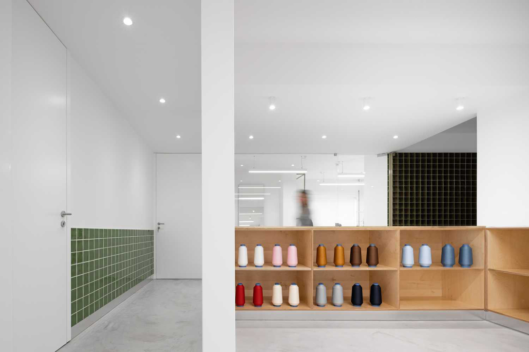 Green tiling evokes water Green tiling evokes water